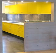 Einbauküche mit Arbeitsplatte aus Mineralwerkstoff