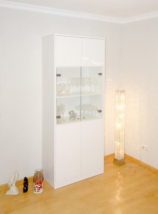 Vitrinenschrank mit Glastüren