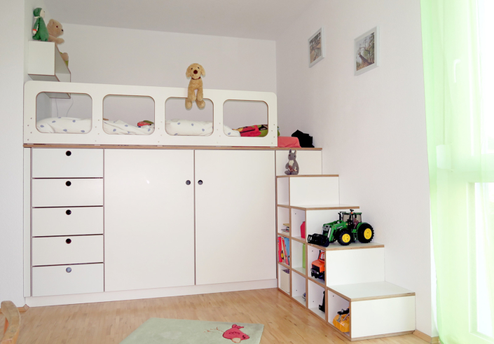 Kinderbett mit Spielzeugschrank