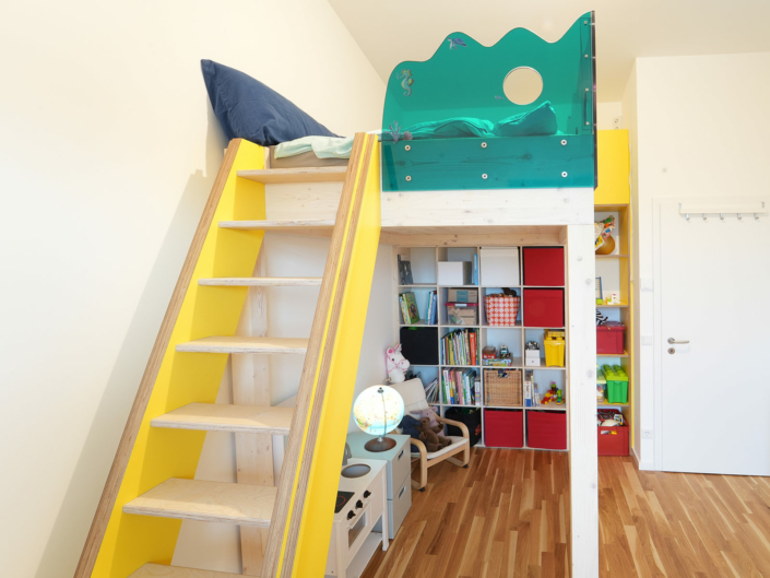 Kinderhochbett mit Regal und Treppe