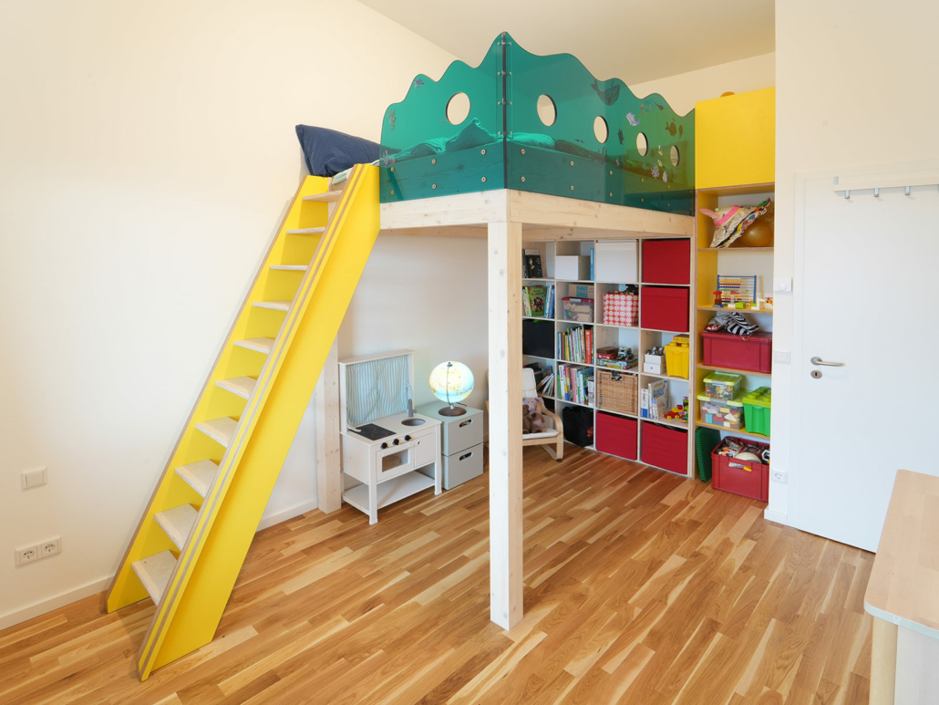 Kinderhochbett mit Regal und Treppe