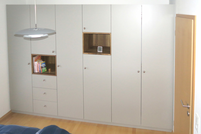 Einbauschrank mit Nussbaum Vollholz